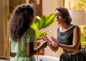 Quase desistindo de tentar, Beatriz canta a música de ninar “Se Essa Rua Fosse Minha”, e Clarice chora ao lembrar de tudo: “Minha filha”