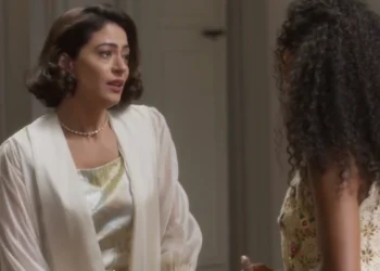 Clarice (Carol Castro) e Beatriz (Duda Santos) em Garota do Momento (Foto: Reprodução/TV Globo)