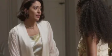 Clarice (Carol Castro) e Beatriz (Duda Santos) em Garota do Momento (Foto: Reprodução/TV Globo)