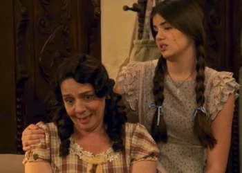 Eponina (Rosi Campos) e Mafalda (Camila Queiroz) em Eta Mundo Bom (Foto: Reprodução/TV Globo)