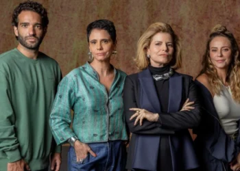 Humberto Carrão (Afonso), Malu Galli (Celina) Débora Bloch (Odete) e Paolla Oliveira (Heleninha) em Vale Tudo (Foto: Fábio Rocha/TV Globo)