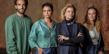 Humberto Carrão (Afonso), Malu Galli (Celina) Débora Bloch (Odete) e Paolla Oliveira (Heleninha) em Vale Tudo (Foto: Fábio Rocha/TV Globo)
