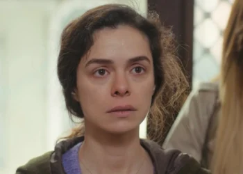 Bahar (Özge Özpirinçci) em Força de Mulher (Foto: Reprodução/Record)
