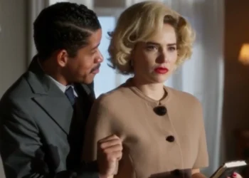 Basílio (Cauê Campos) e Zélia (Letícia Colin) em Garota do Momento (Foto: Reprodução/TV Globo)