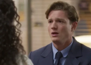 Beto (Pedro Novaes) em cena de Garota do Momento (Foto: Reprodução/TV Globo)