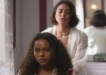 Clarice (Carol Castro) e Beatriz (Duda Santos) em Garota do Momento (Foto: Reprodução/TV Globo)