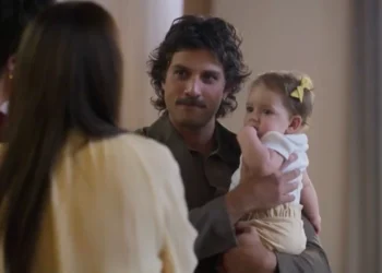 Mavi (Chay Suede) com Luma (Agatha Moreira) e Mércia (Adriana Esteves) no último capítulo de Mania de Você (Foto: Reprodução/TV Globo)