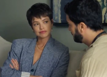Luma (Agatha Moreira) e Rhodes (Leonardo Bittencourt) em Mania de Você (Foto: Reprodução/TV Globo)