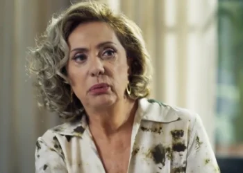 Berta (Eliane Giardini) em Mania de Você (Foto: Reprodução/TV Globo)