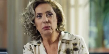 Berta (Eliane Giardini) em Mania de Você (Foto: Reprodução/TV Globo)
