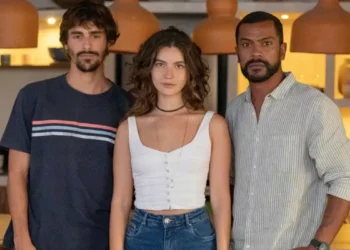 Cristiano (Bruno Montaleone), Michele (Alanis Guillen) e Daniel (Samuel de Assis) em Mania de Você (Foto: Manoella Mello/TV Globo)
