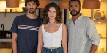 Cristiano (Bruno Montaleone), Michele (Alanis Guillen) e Daniel (Samuel de Assis) em Mania de Você (Foto: Manoella Mello/TV Globo)