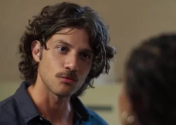 Mavi (Chay Suede) e Viola (Gabz) em Mania de Você (Foto: Reprodução/TV Globo)