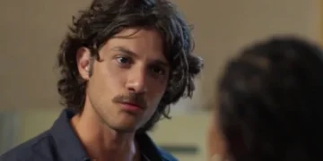 Mavi (Chay Suede) e Viola (Gabz) em Mania de Você (Foto: Reprodução/TV Globo)