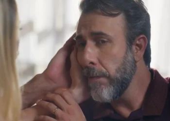 Hugo (Danilo Grangheia) e Diana (Vanessa Bueno) ficam juntos e felizes em Mania de Você (Foto: Reprodução/TV Globo)