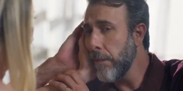 Hugo (Danilo Grangheia) e Diana (Vanessa Bueno) ficam juntos e felizes em Mania de Você (Foto: Reprodução/TV Globo)