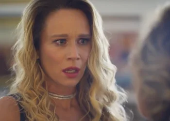 Ísis (Mariana Ximenes) em Mania de Você (Foto: Reprodução/TV Globo)