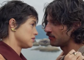 Luma (Agatha Moreira) e Mavi (Chay Suede) terminam juntos em Mania de Você (Foto: Reprodução/TV Globo)