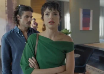 Mavi (Chay Suede) e Luma (Agatha Moreira) em Mania de Você (Foto: Reprodução/TV Globo)