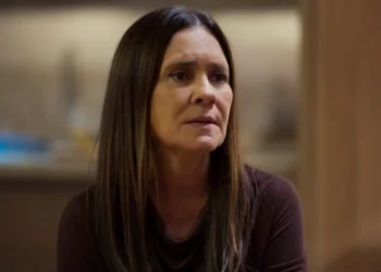 Mércia (Adriana Esteves) em Mania de Você (Foto: Reprodução/TV Globo)