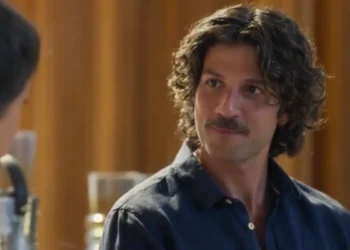 Mavi (Chay Suede) em Mania de Você (Foto: Reprodução/TV Globo)