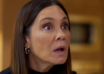 Mércia (Adriana Esteves) descobre traição em Mania de Você (Foto: Reprodução/TV Globo)