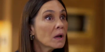 Mércia (Adriana Esteves) descobre traição em Mania de Você (Foto: Reprodução/TV Globo)