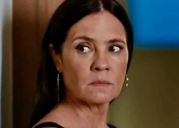 Mércia (Adriana Esteves) se livra de sequestro na reta final de Mania de Você (Foto: Reprodução/TV Globo)