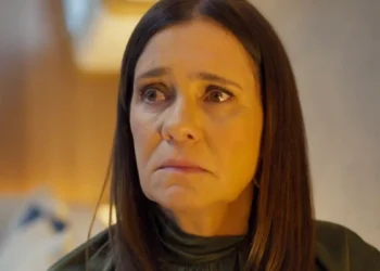Mércia (Adriana Esteves) em Mania de Você (Foto: Reprodução/TV Globo)