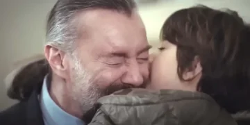 Nezir abraçado com Doruk em cena de Força de Mulher.