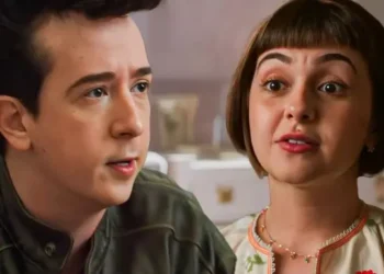 Topete (Gabriel Milane) e Eugênia (Klara Castanho)