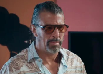 Osmar (Milhem Cortaz) em cena de Volta por Cima (Foto: Reprodução/TV Globo)