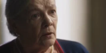 Arlete é informada pelo delegado que os restos mortais de Valéria foram encontrados e ela descobre que a filha está morta há anos