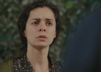 Bahar (Özge Özpirinçci) em Força de Mulher (Foto: Reprodução/Record)