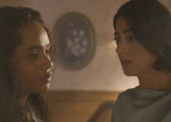 Beatriz (Duda Santos) e Clarice (Carol Castro) em Garota do Momento (Foto: Reprodução/TV Globo)