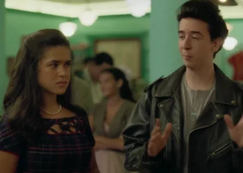 Bia (Maisa Silva) e Topete (Gabriel Milano) em Garota do Momento (Foto: Reprodução/TV Globo)