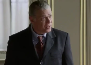 Juliano (Fábio Assunção) surpreende Teresa (Maria Eduarda de Carvalho) com ameaça em Garota do Momento (Foto: Reprodução/TV Globo)