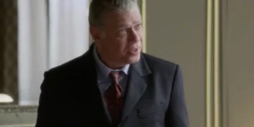 Juliano (Fábio Assunção) surpreende Teresa (Maria Eduarda de Carvalho) com ameaça em Garota do Momento (Foto: Reprodução/TV Globo)