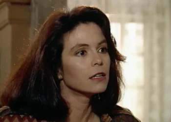 Final de Tieta: Helena é expulsa de Santana do Agreste, concede o divórcio a Ascânio e vai embora sozinha