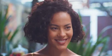 Maria de Fátima sorrindo em cena de Vale Tudo.