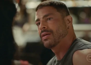 Cauã Reymond (César) e Maria de Fátima (Bella Campos) em Vale Tudo (Foto: Reprodução/TV Globo)