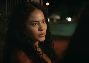 Maria de Fátima (Bella Campos) desprezará Raquel (Taís Araújo) em Vale Tudo (Foto: Reprodução/TV Globo)