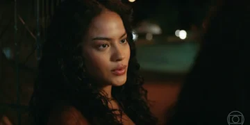 Maria de Fátima (Bella Campos) desprezará Raquel (Taís Araújo) em Vale Tudo (Foto: Reprodução/TV Globo)