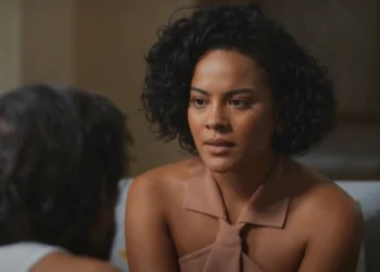 Maria de Fátima (Bella Campos) humilha Rubinho (Júlio Andrade) em Vale Tudo (Foto: Reprodução/TV Globo)
