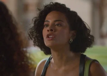 Maria de Fátima (Bella Campos) em cena de Vale Tudo (Foto: Reprodução/TV Globo)