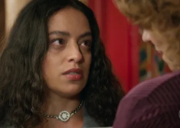Cacá (Pri Helena) e Violeta (Isabel Teixeira) em Volta por Cima (Foto: Reprodução/TV Globo)