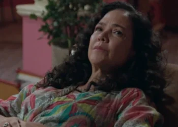 Doralice (Tereza Seiblitz) em Volta por Cima (Foto: Reprodução/TV Globo)