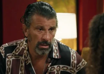 Osmar (Milhem Cortaz) em Volta por Cima (Foto: Reprodução/TV Globo)