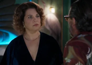Violeta (Isabel Teixeira) e Osmar (Milhem Cortaz) em Volta por Cima (Foto: Reprodução/TV Globo)