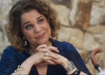 Violeta (Isabel Teixeira) em cena de Volta por Cima (Foto: Reprodução/TV Globo)